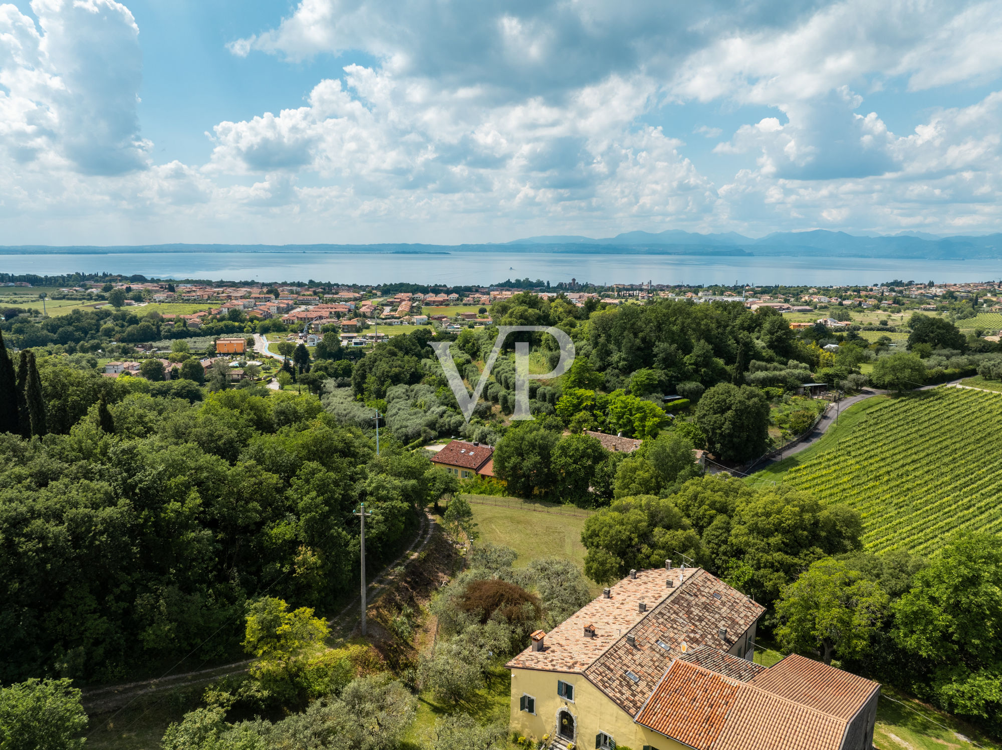 Magnifico Rustico parzialmente ristrutturato con vista lago