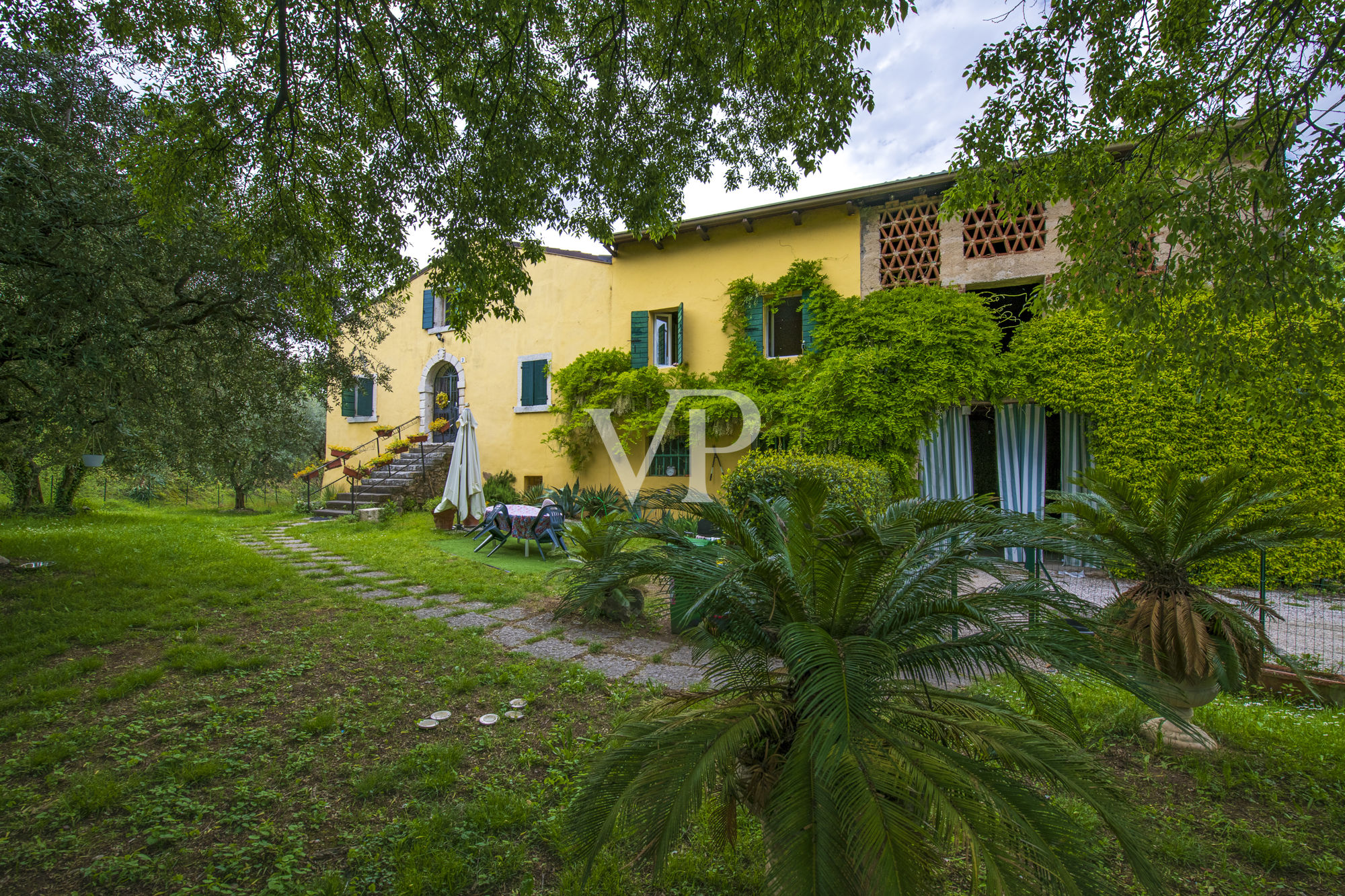 Magnifico Rustico parzialmente ristrutturato con vista lago