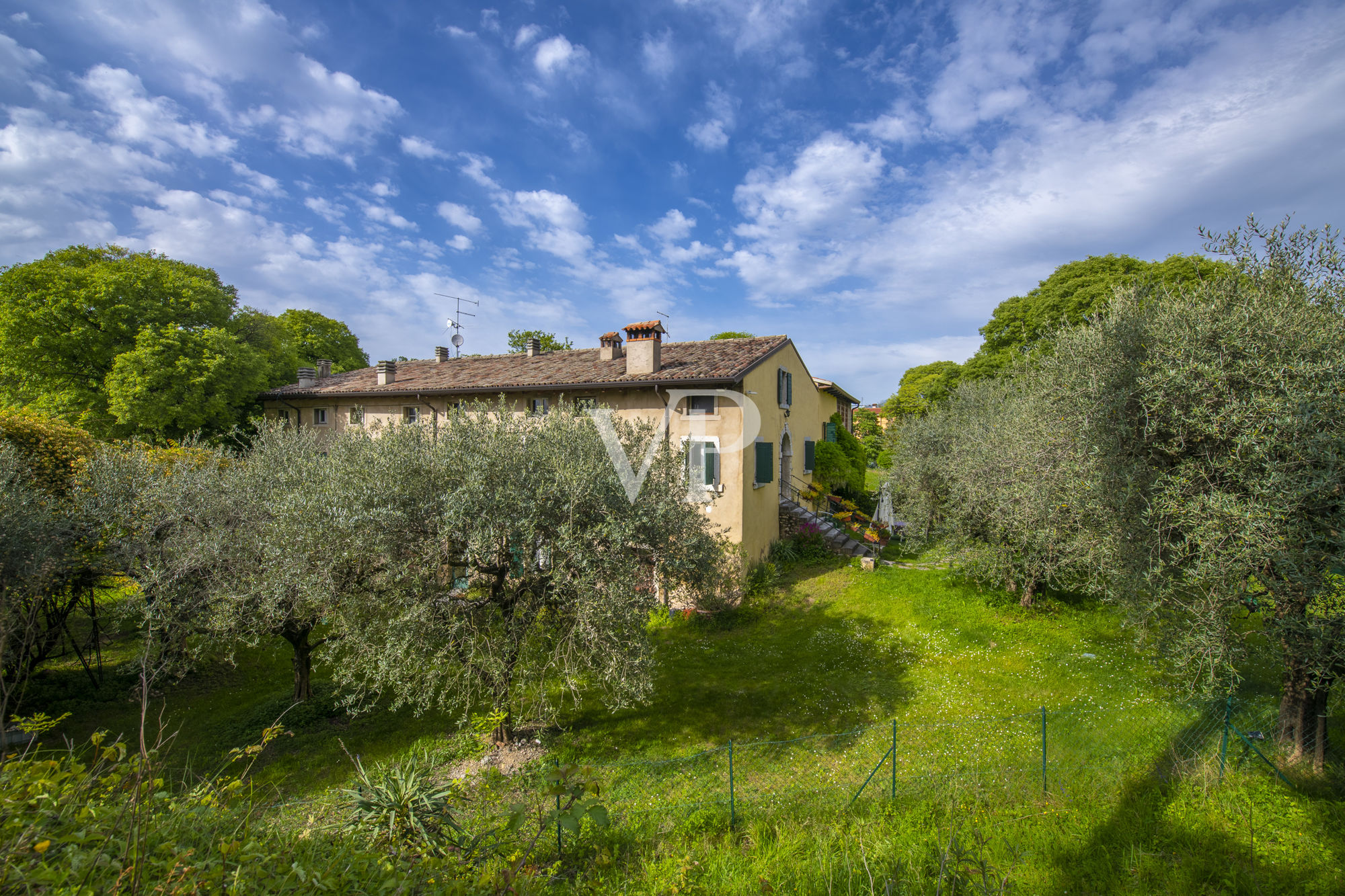 Magnifico Rustico parzialmente ristrutturato con vista lago