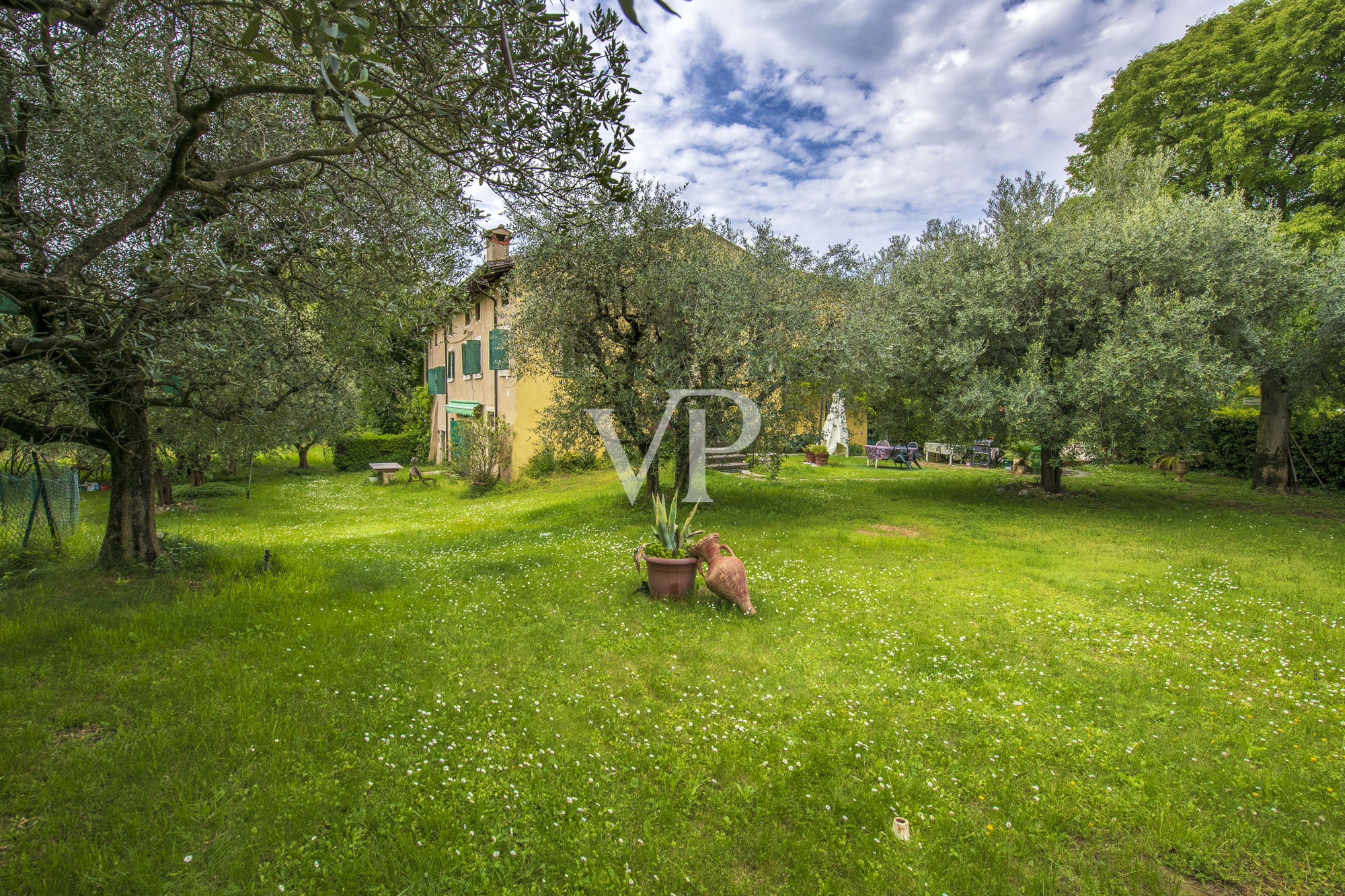 Magnifico Rustico parzialmente ristrutturato con vista lago