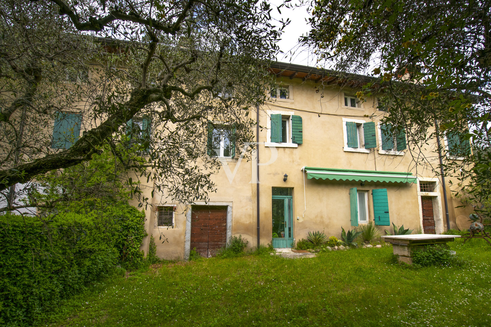 Magnifico Rustico parzialmente ristrutturato con vista lago