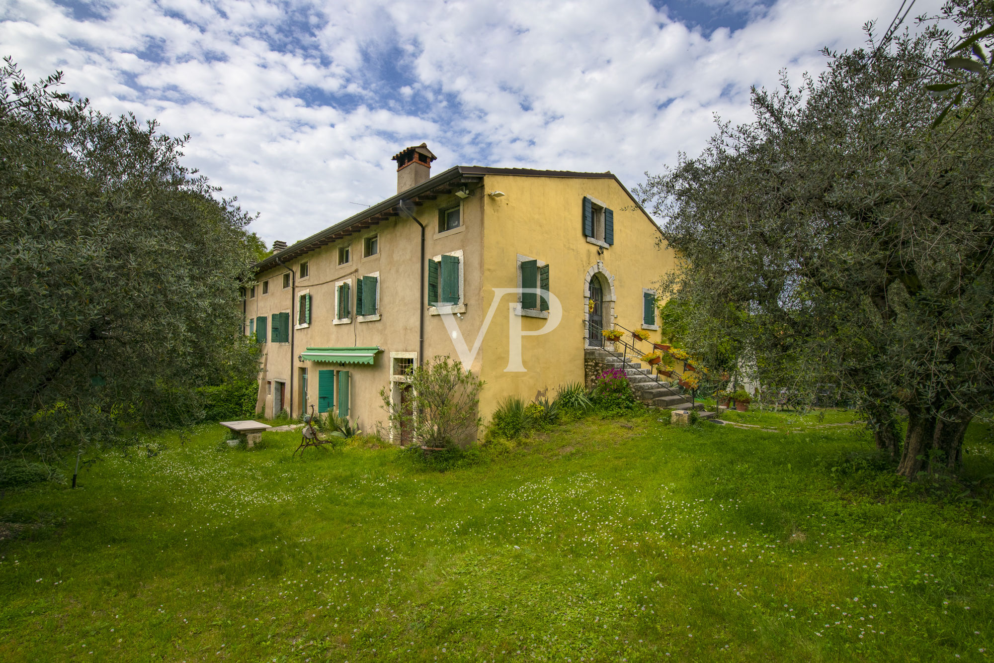 Magnifico Rustico parzialmente ristrutturato con vista lago