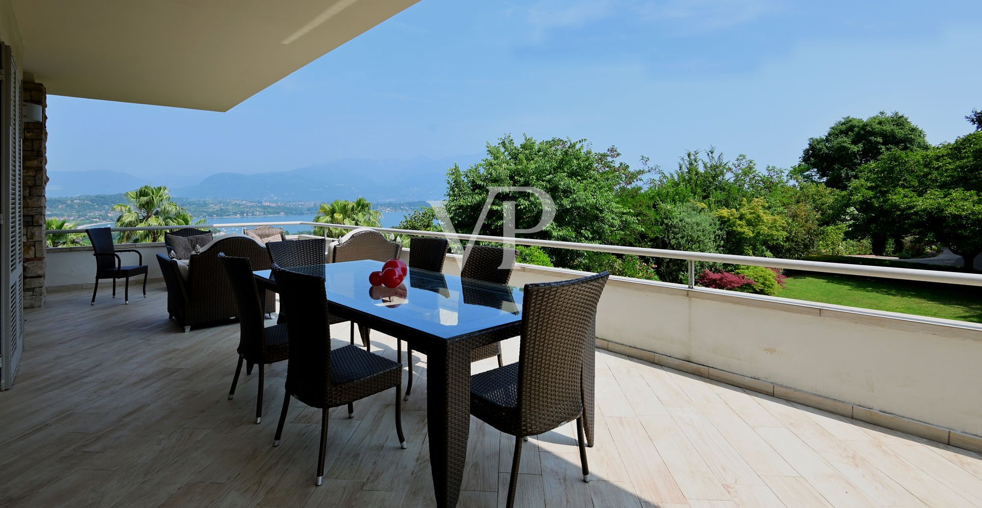 Exklusive Villa mit Seeblick, Schwimmbad und privatem Park in der Nähe der Rocca di Manerba