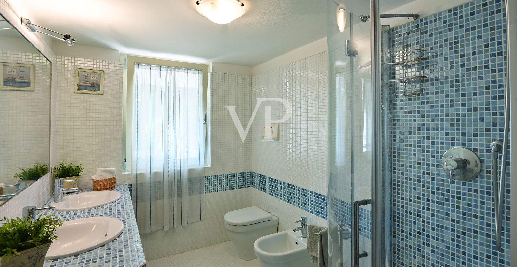 Exklusive Villa mit Seeblick, Schwimmbad und privatem Park in der Nähe der Rocca di Manerba
