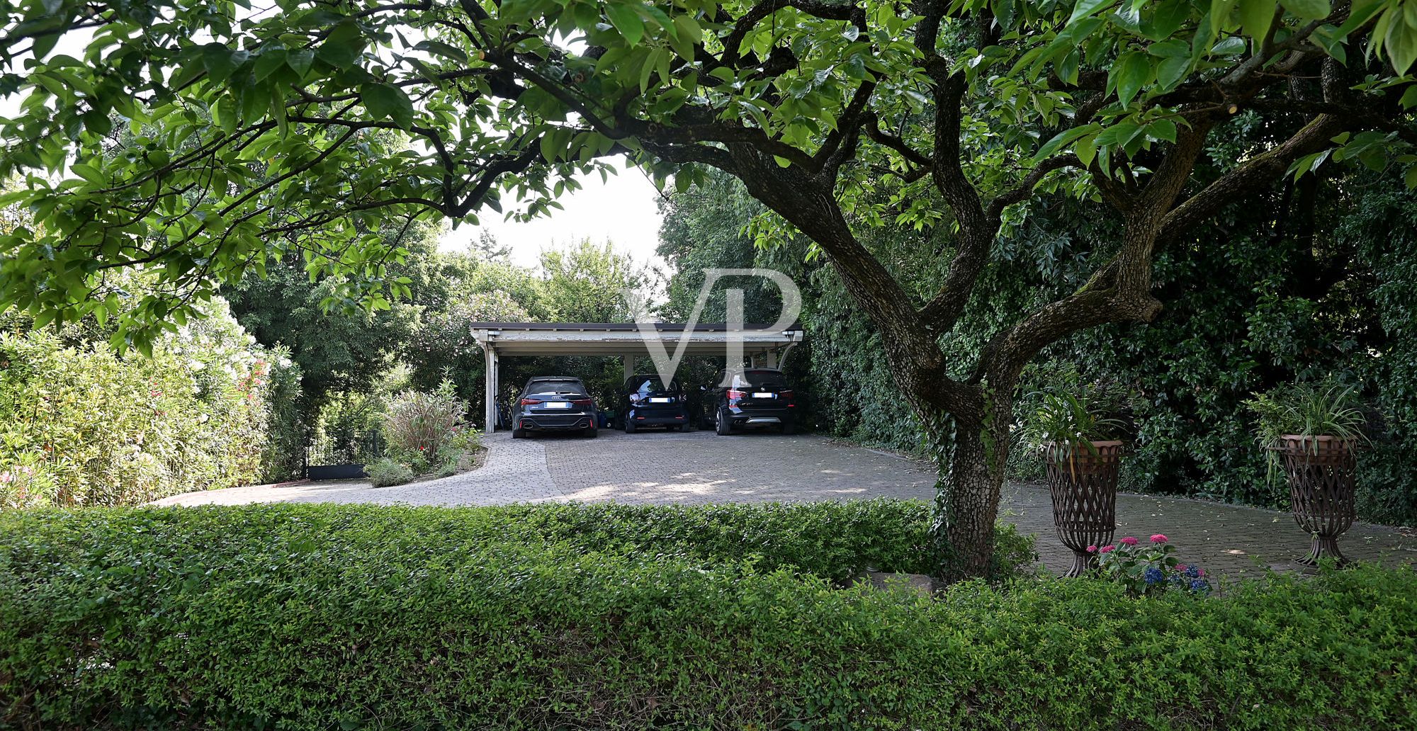 Exklusive Villa mit Seeblick, Schwimmbad und privatem Park in der Nähe der Rocca di Manerba