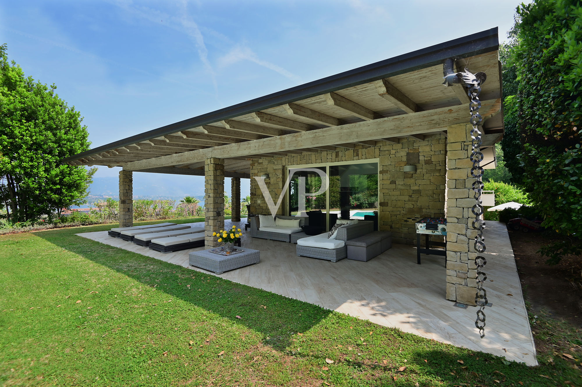 Villa esclusiva con vista lago, piscina e parco privato a pochi passi dalla Rocca di Manerba