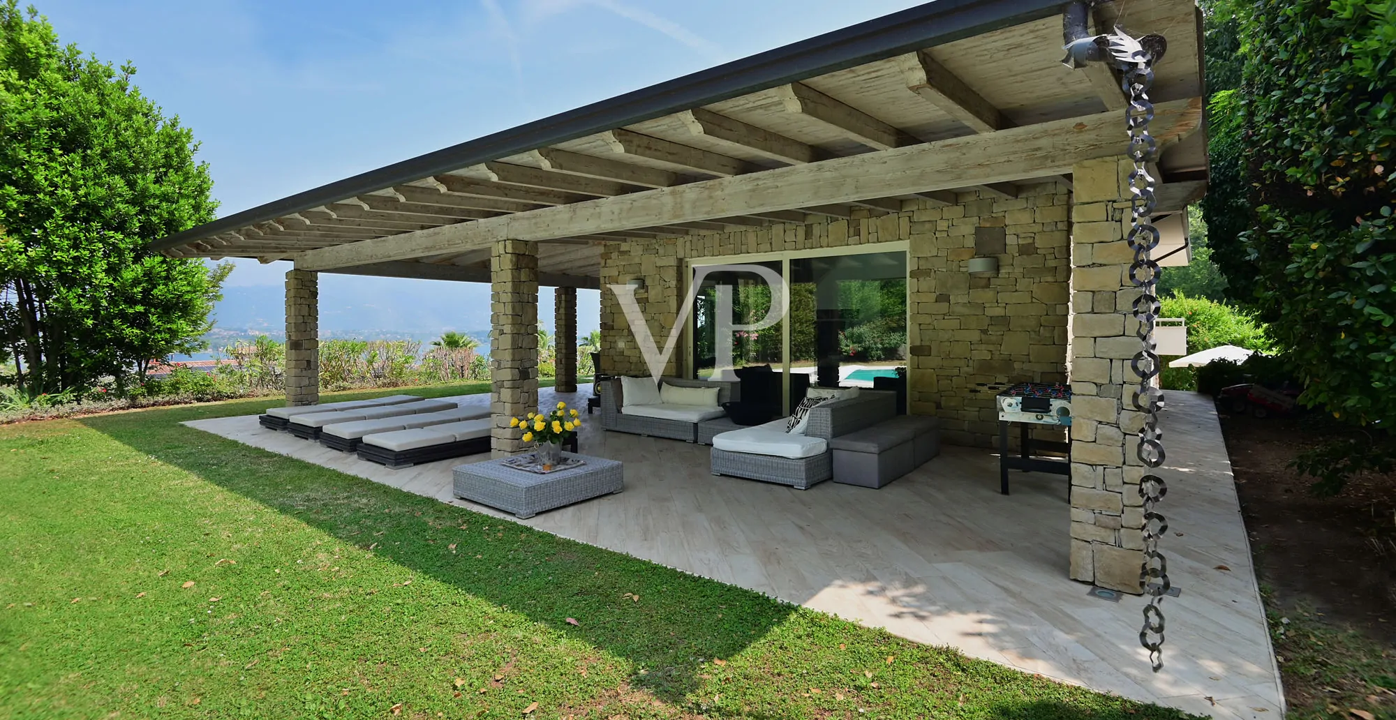 Exclusiva villa con vistas al lago, piscina y parque privado cerca de la Rocca di Manerba