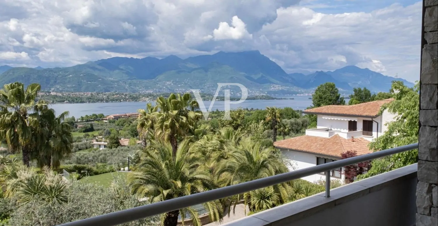 Exclusiva villa con vistas al lago, piscina y parque privado cerca de la Rocca di Manerba