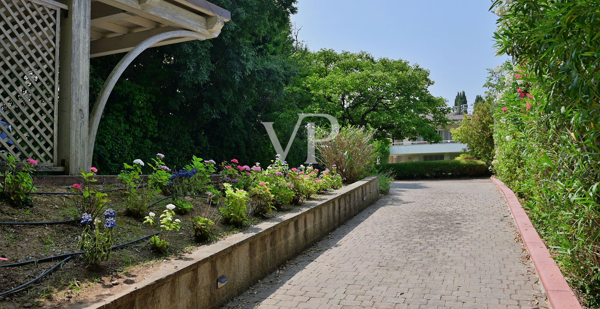 Exklusive Villa mit Seeblick, Schwimmbad und privatem Park in der Nähe der Rocca di Manerba