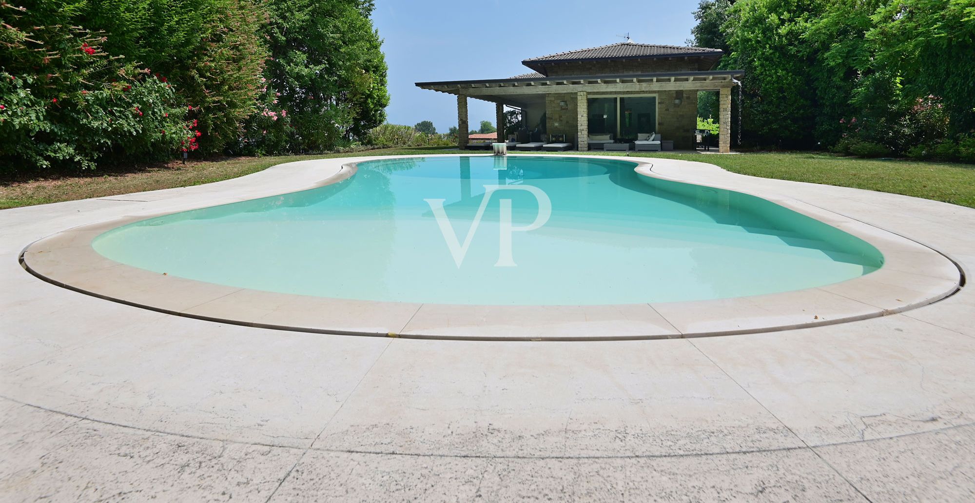 Exklusive Villa mit Seeblick, Schwimmbad und privatem Park in der Nähe der Rocca di Manerba