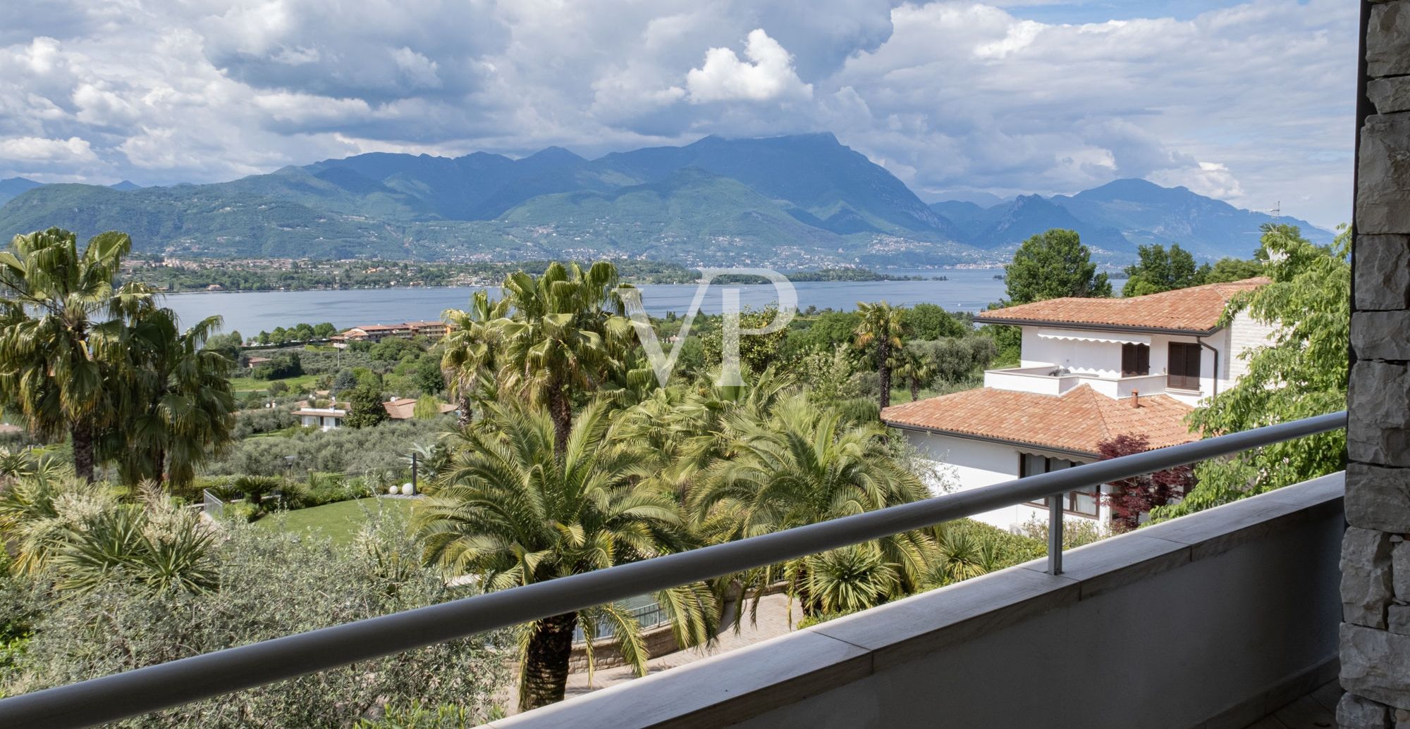 Exklusive Villa mit Seeblick, Schwimmbad und privatem Park in der Nähe der Rocca di Manerba