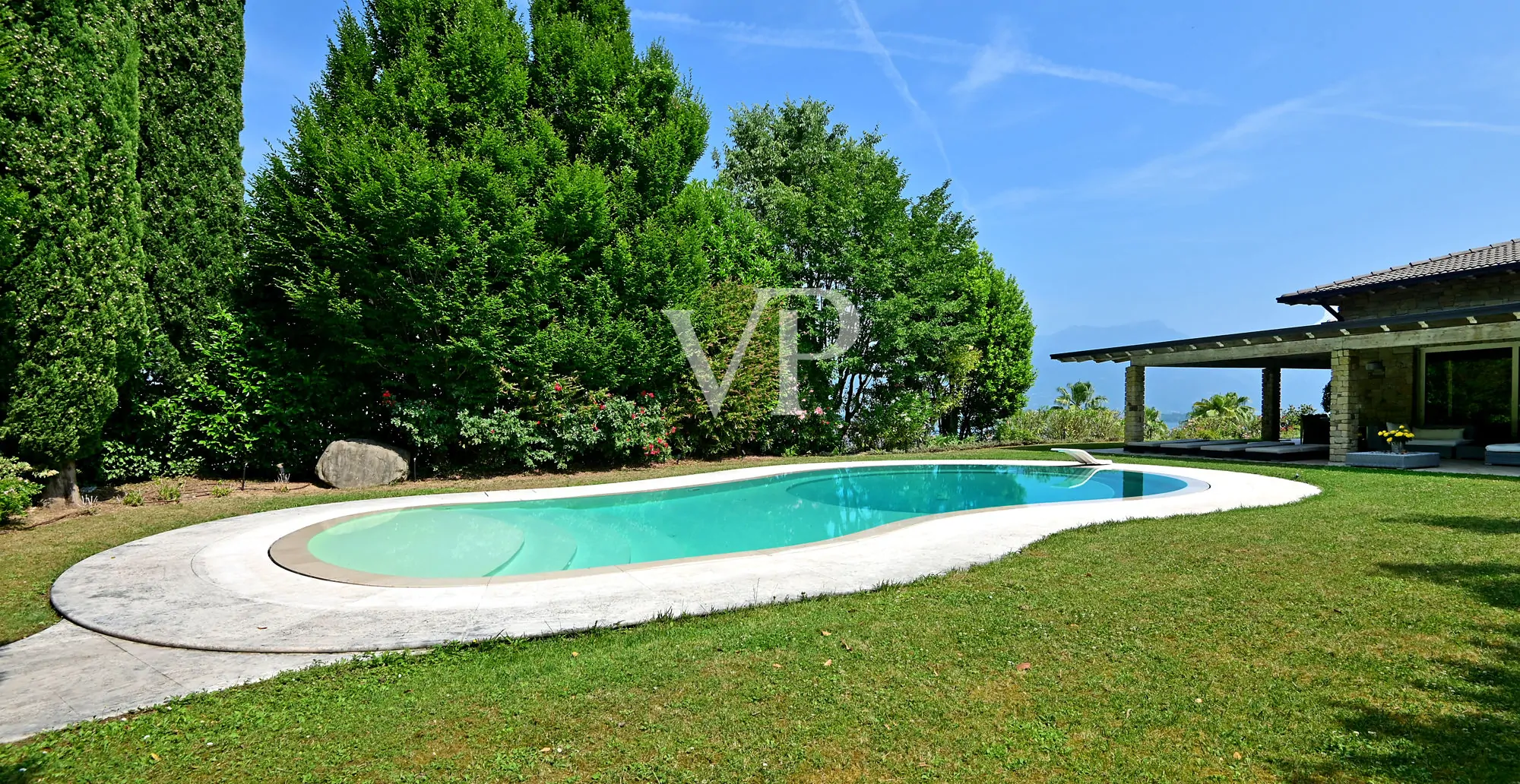 Exclusiva villa con vistas al lago, piscina y parque privado cerca de la Rocca di Manerba