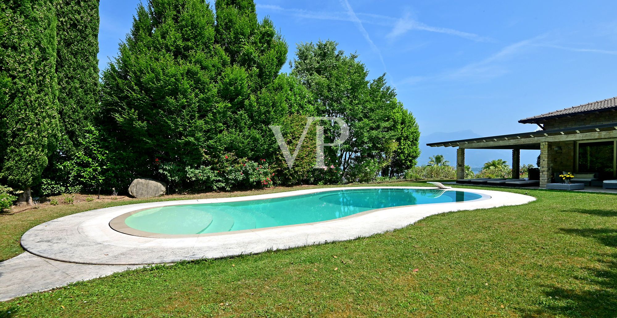 Exklusive Villa mit Seeblick, Schwimmbad und privatem Park in der Nähe der Rocca di Manerba