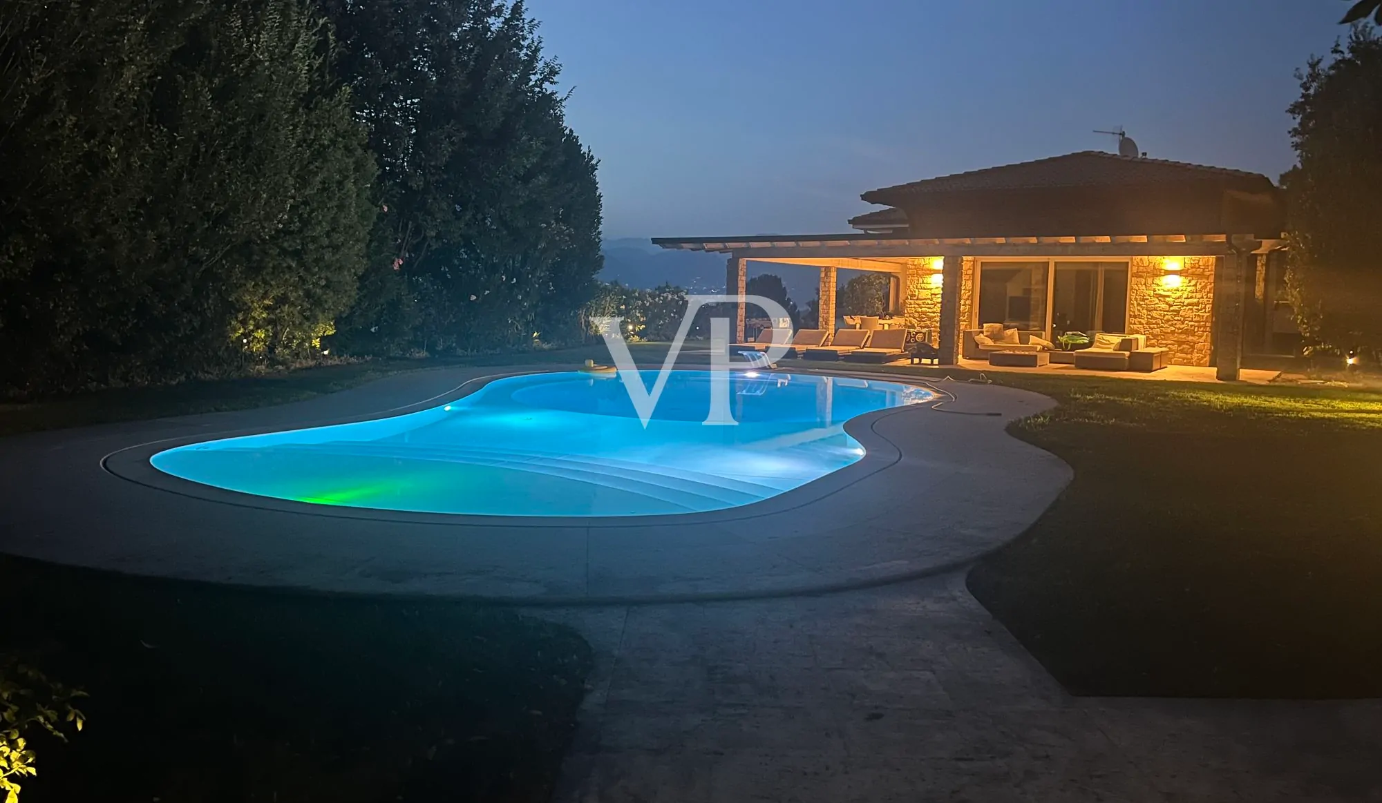 Exclusiva villa con vistas al lago, piscina y parque privado cerca de la Rocca di Manerba
