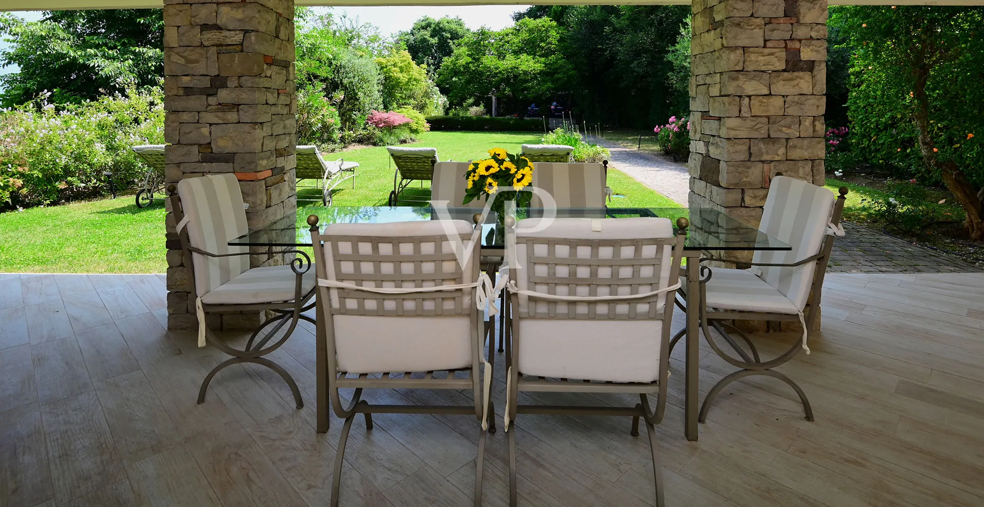 Exclusiva villa con vistas al lago, piscina y parque privado cerca de la Rocca di Manerba