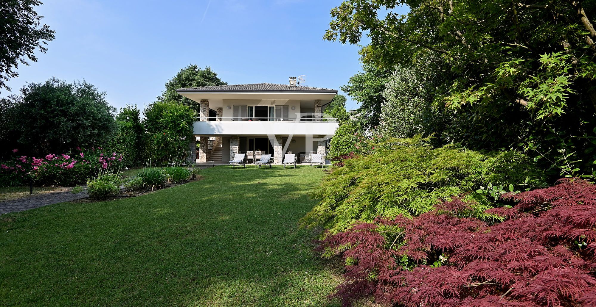 Exklusive Villa mit Seeblick, Schwimmbad und privatem Park in der Nähe der Rocca di Manerba
