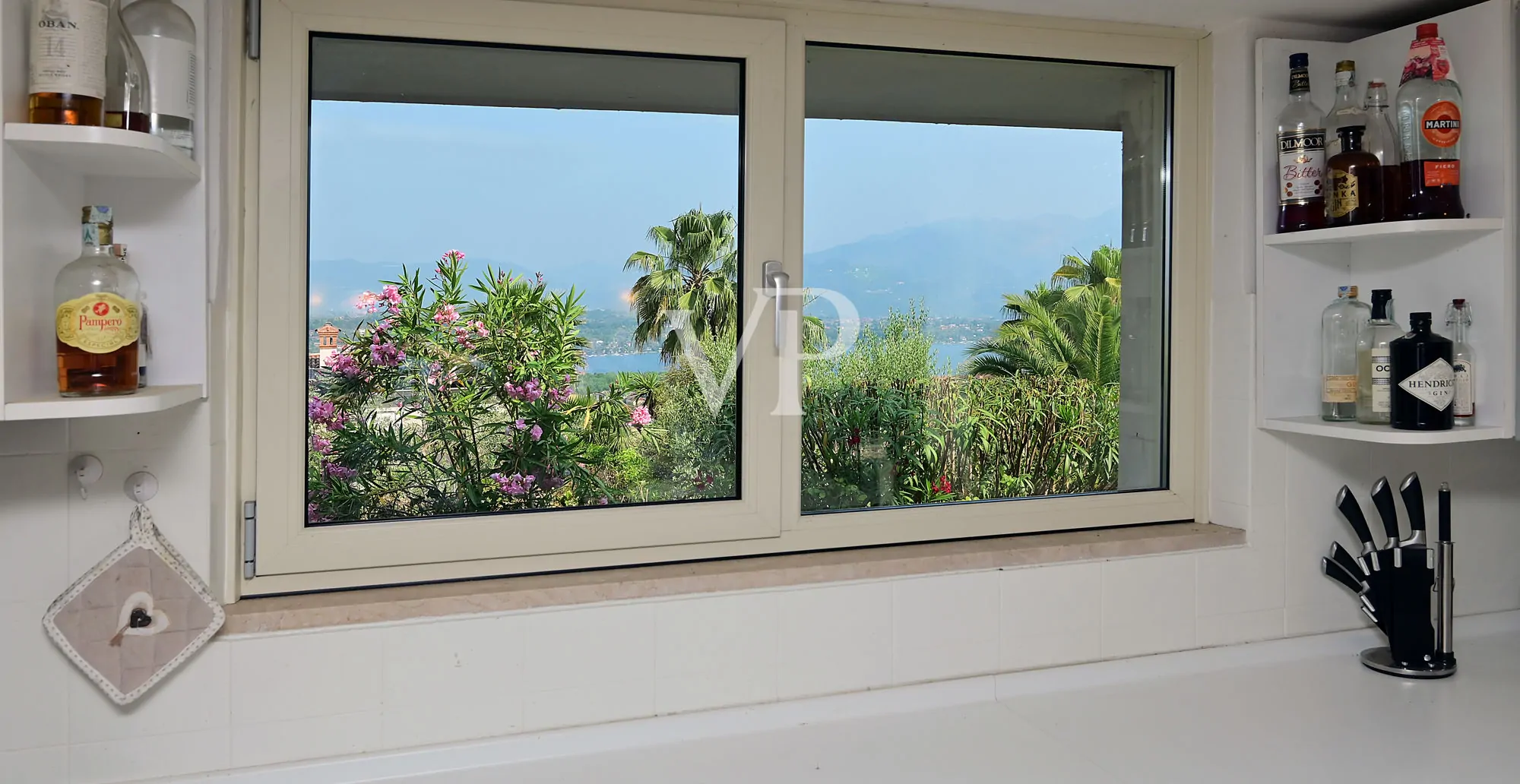 Exclusiva villa con vistas al lago, piscina y parque privado cerca de la Rocca di Manerba