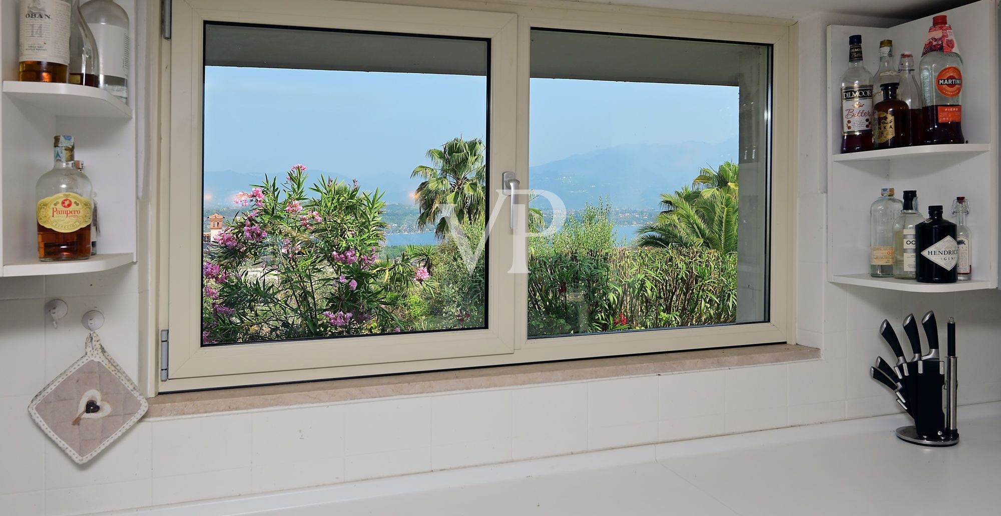 Exklusive Villa mit Seeblick, Schwimmbad und privatem Park in der Nähe der Rocca di Manerba