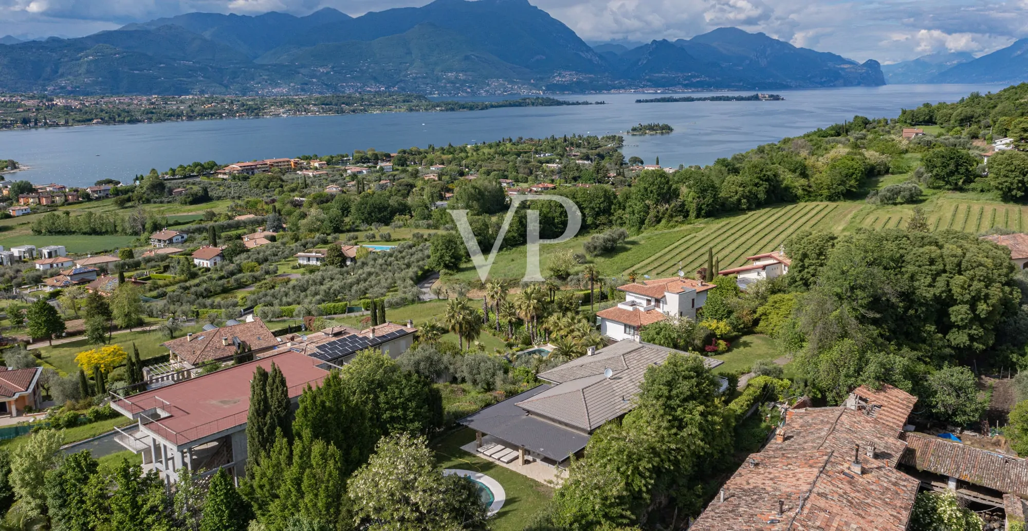 Exclusiva villa con vistas al lago, piscina y parque privado cerca de la Rocca di Manerba