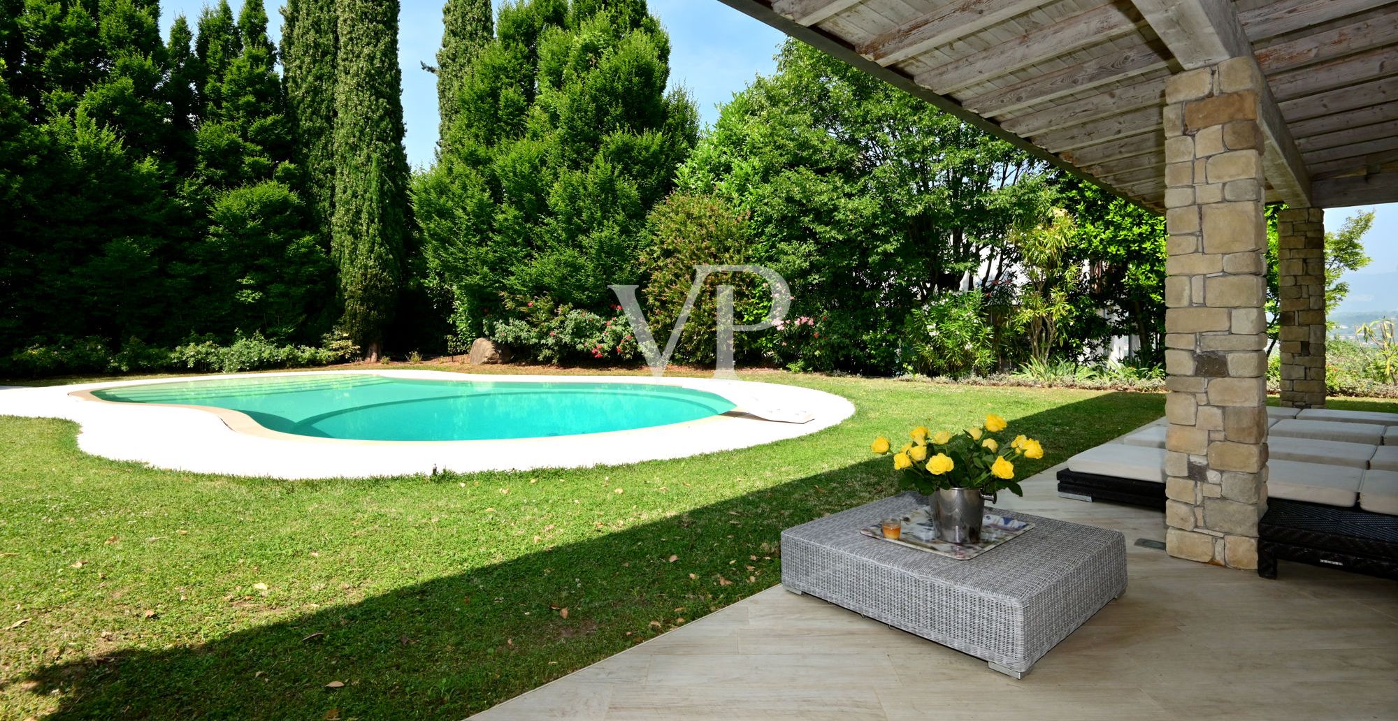 Exklusive Villa mit Seeblick, Schwimmbad und privatem Park in der Nähe der Rocca di Manerba