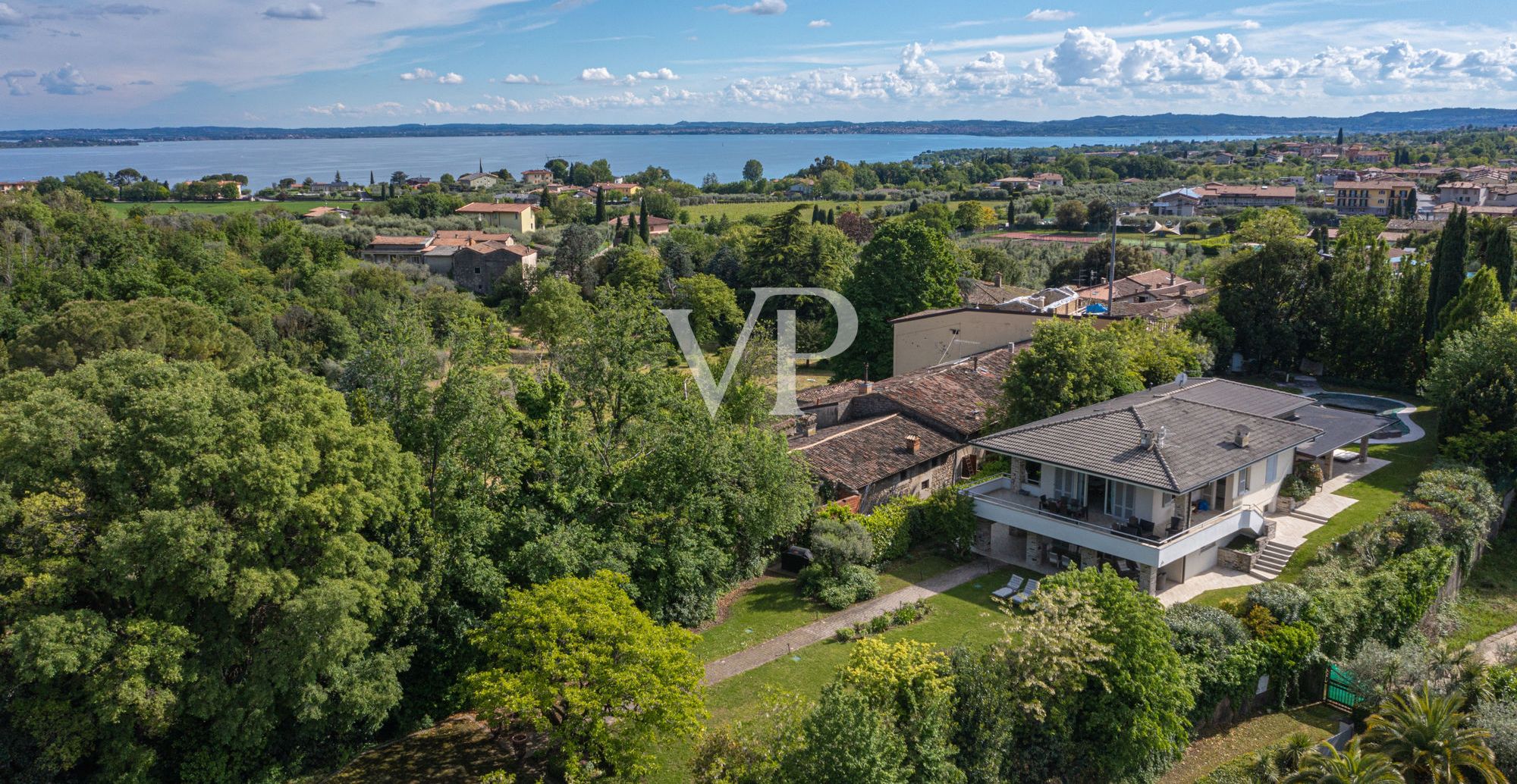 Exklusive Villa mit Seeblick, Schwimmbad und privatem Park in der Nähe der Rocca di Manerba