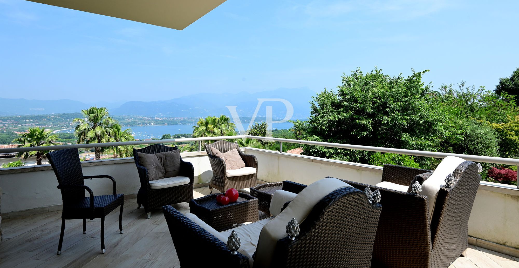 Exklusive Villa mit Seeblick, Schwimmbad und privatem Park in der Nähe der Rocca di Manerba