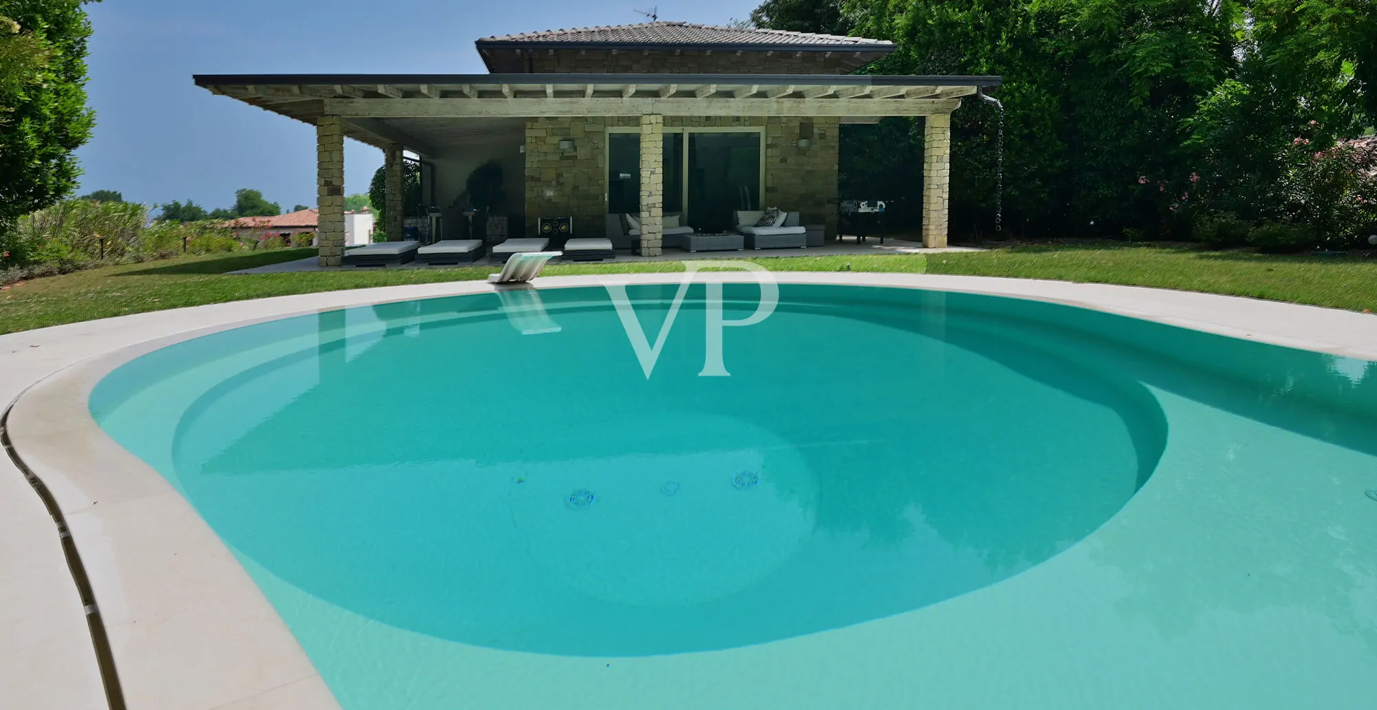 Exclusiva villa con vistas al lago, piscina y parque privado cerca de la Rocca di Manerba