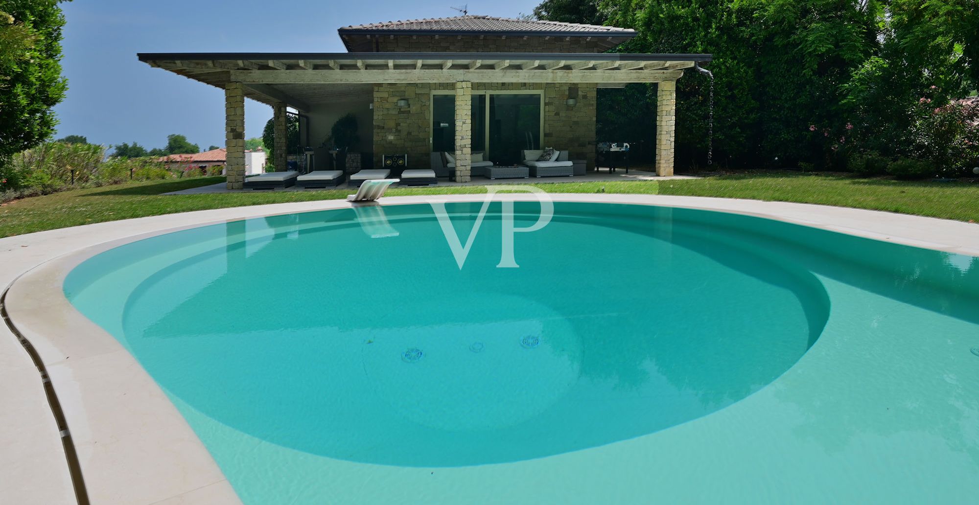 Exklusive Villa mit Seeblick, Schwimmbad und privatem Park in der Nähe der Rocca di Manerba