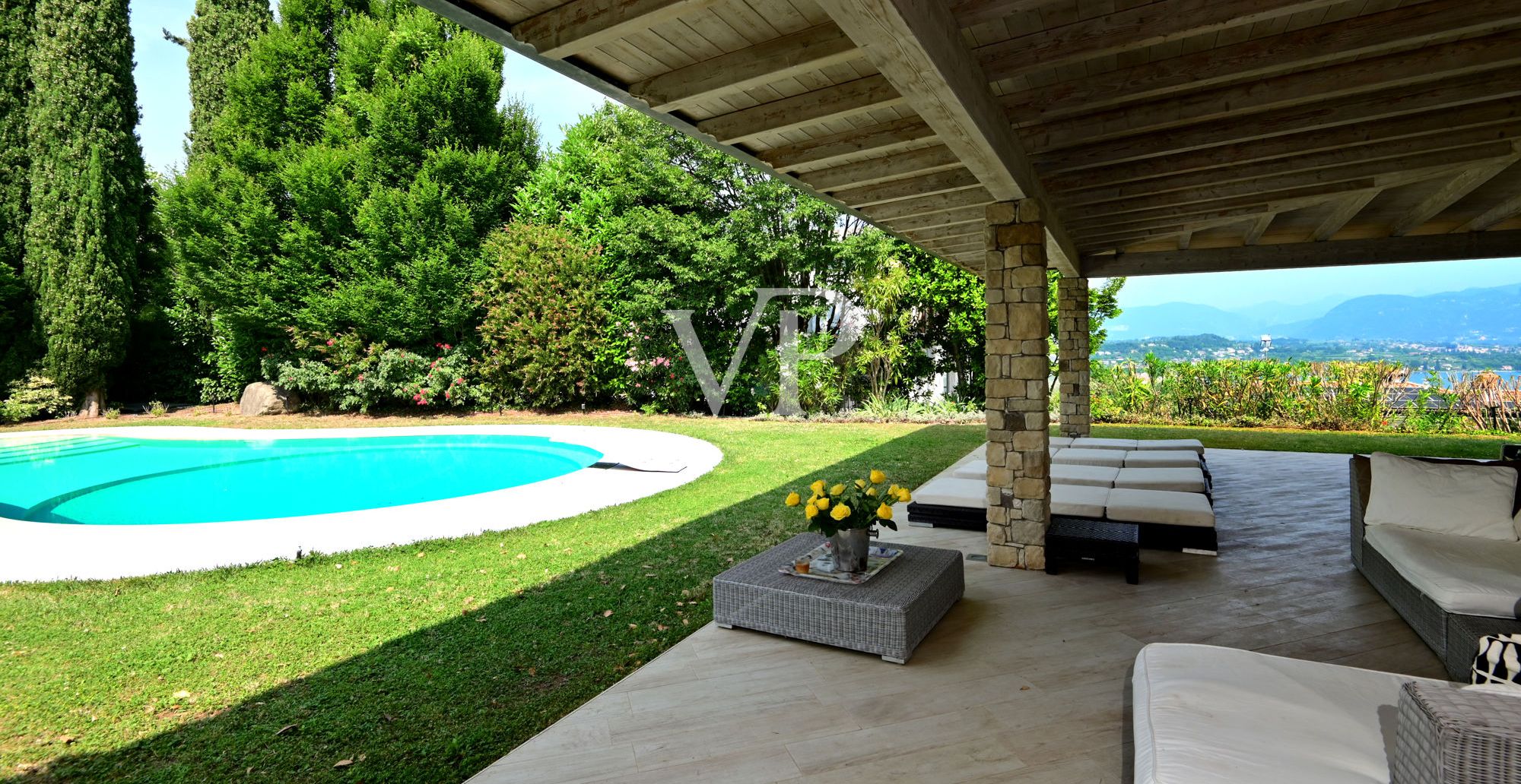 Exklusive Villa mit Seeblick, Schwimmbad und privatem Park in der Nähe der Rocca di Manerba