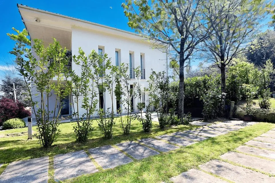 Luxurious villa with unique lake view