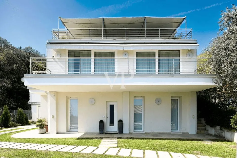 Luxurious villa with unique lake view