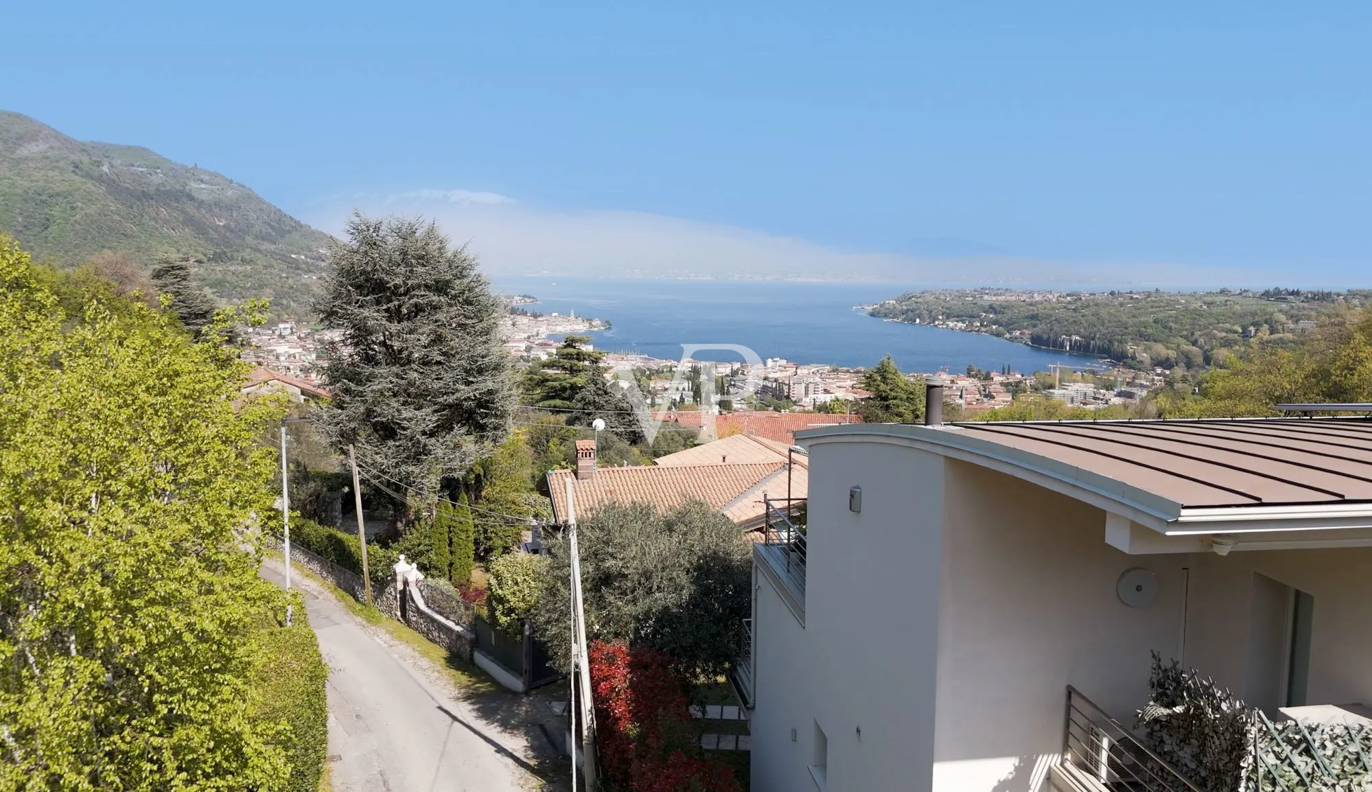 Luxurious villa with unique lake view