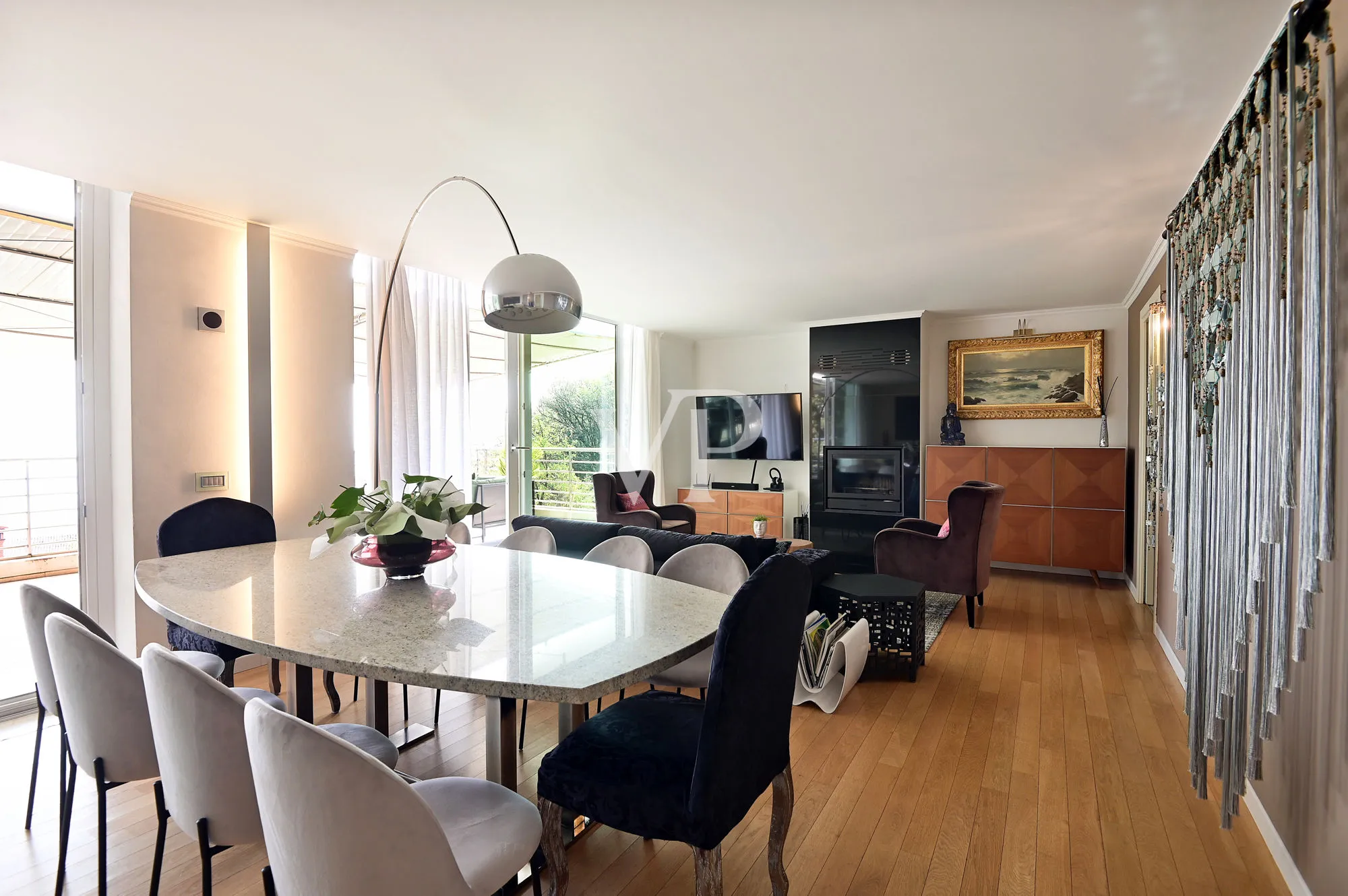 Luxurious villa with unique lake view