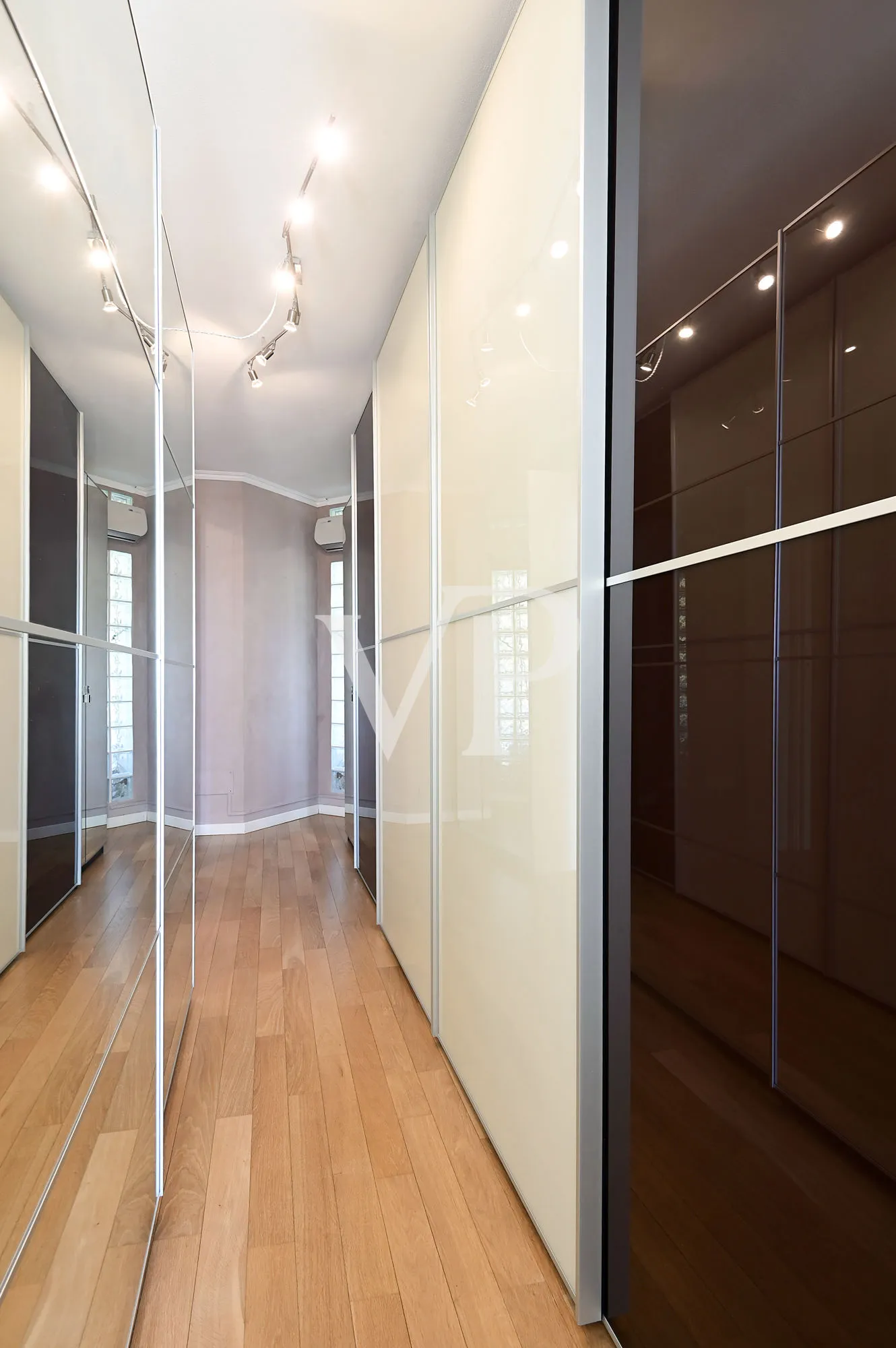 Luxurious villa with unique lake view