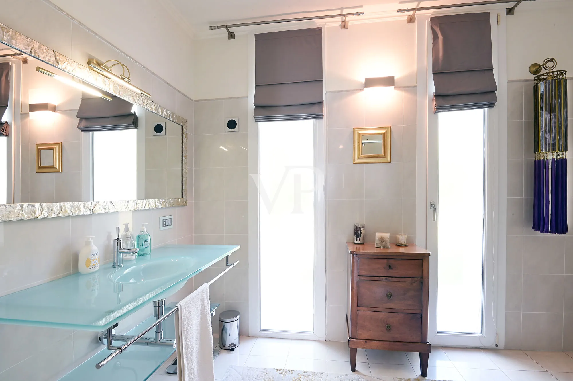 Luxurious villa with unique lake view