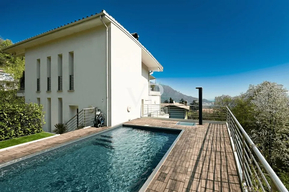 Luxurious villa with unique lake view