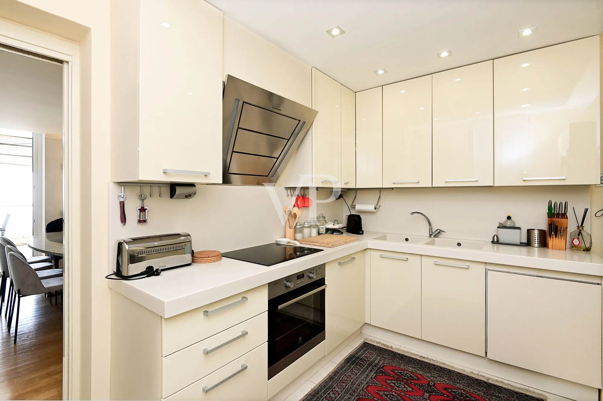 Luxurious villa with unique lake view