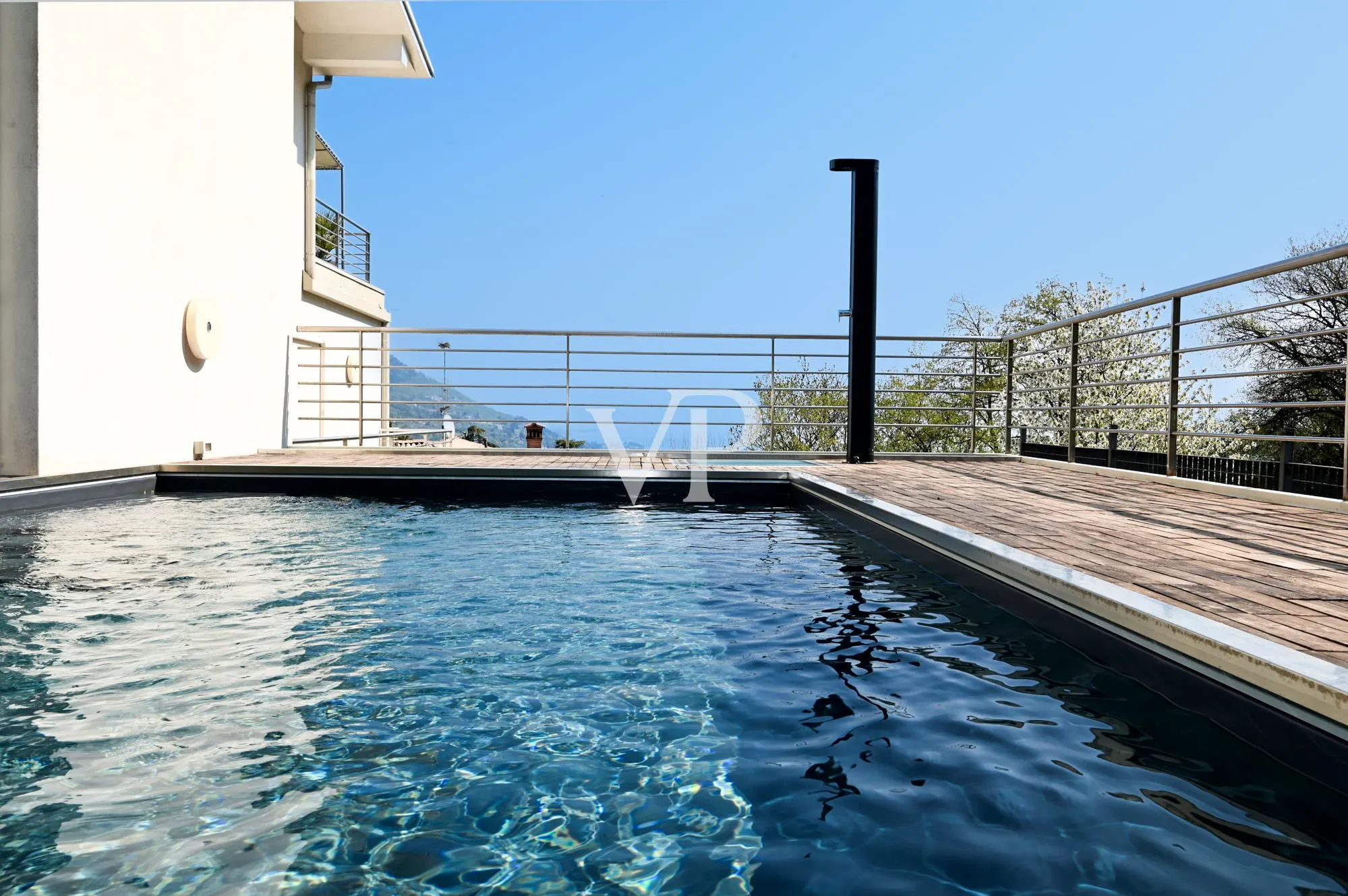 Luxurious villa with unique lake view