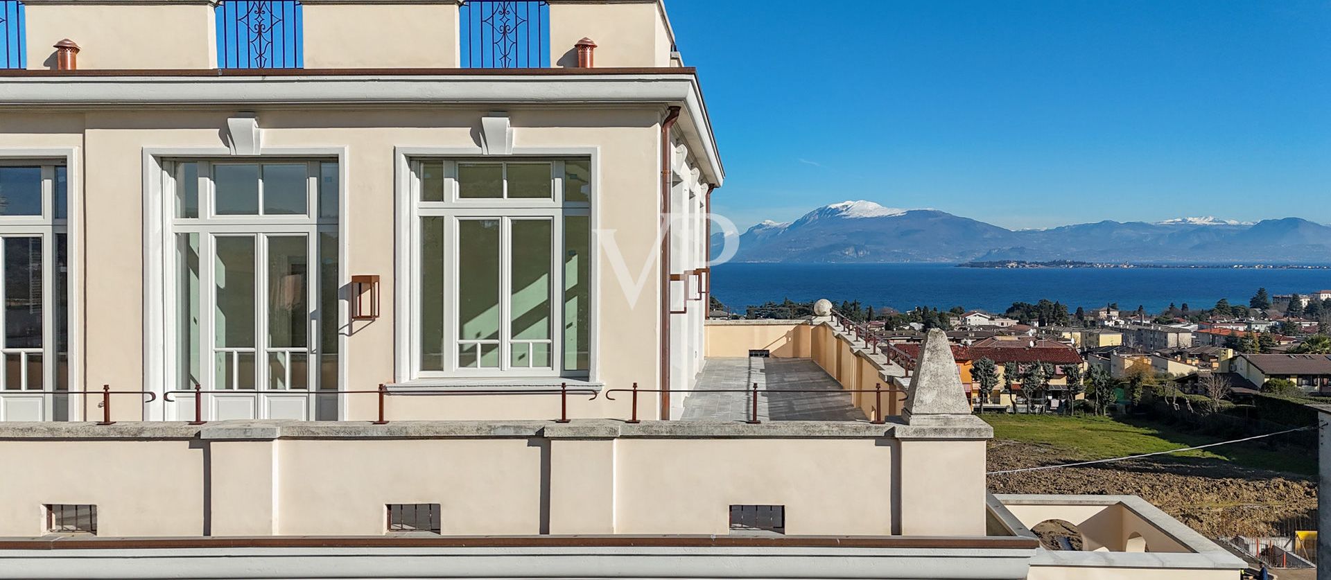 Lussuoso appartamento con totale vista lago