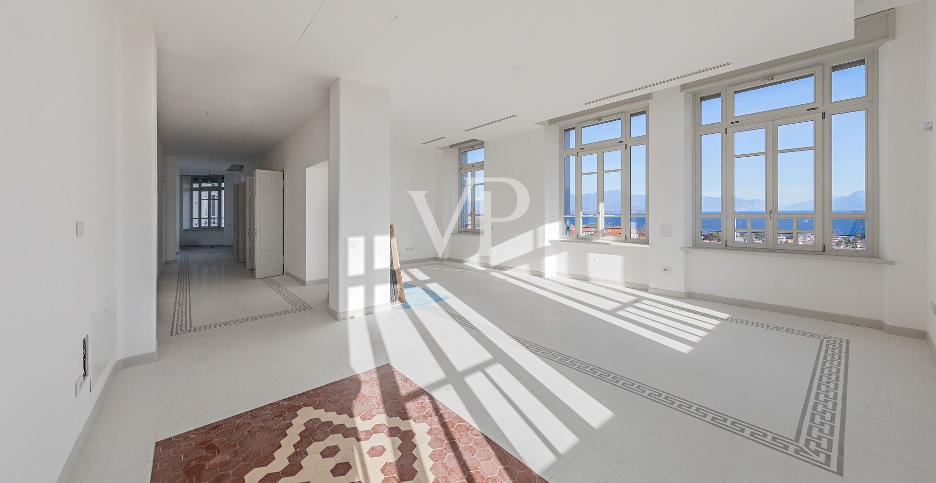 Lussuoso appartamento con totale vista lago