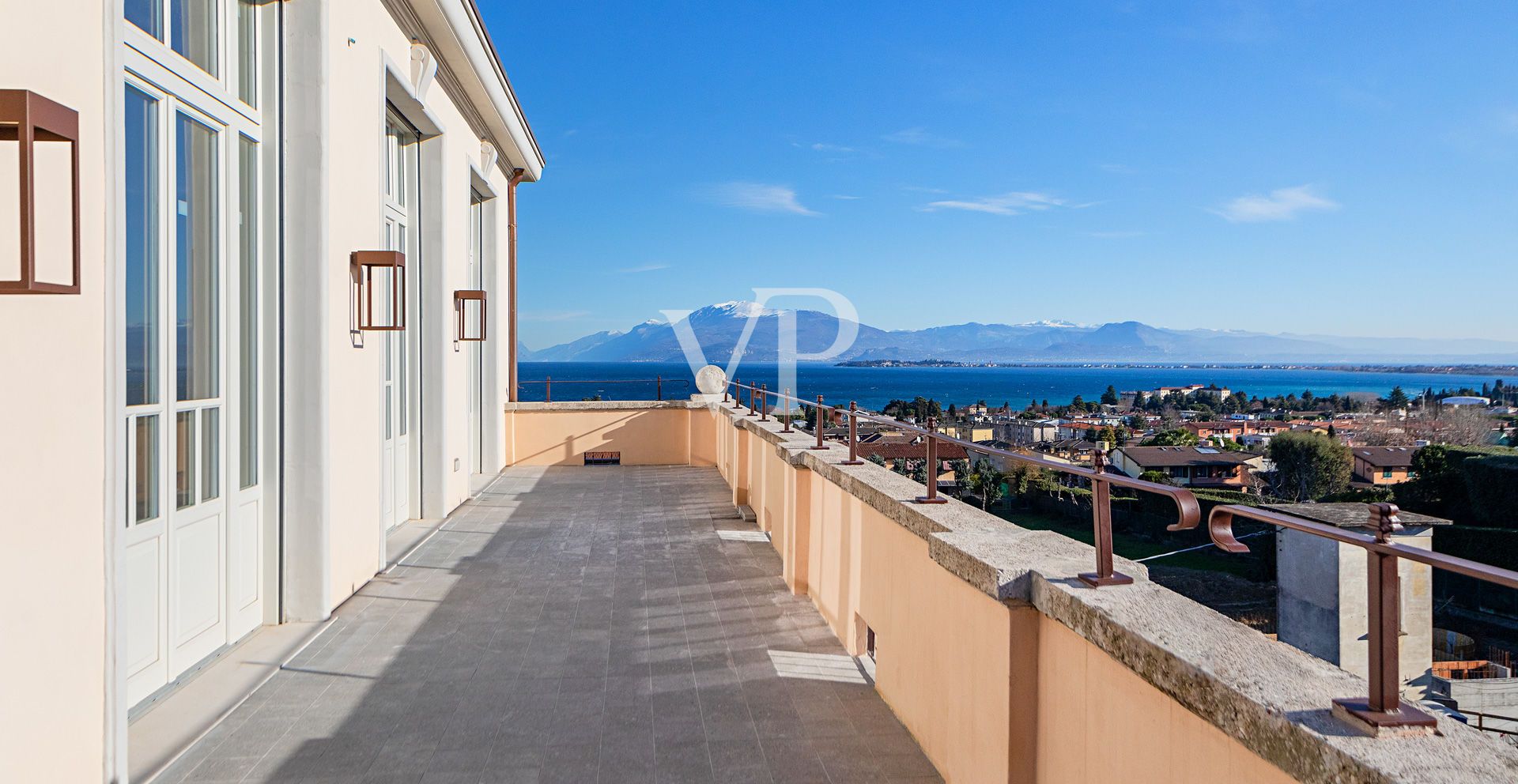 Lussuoso appartamento con totale vista lago