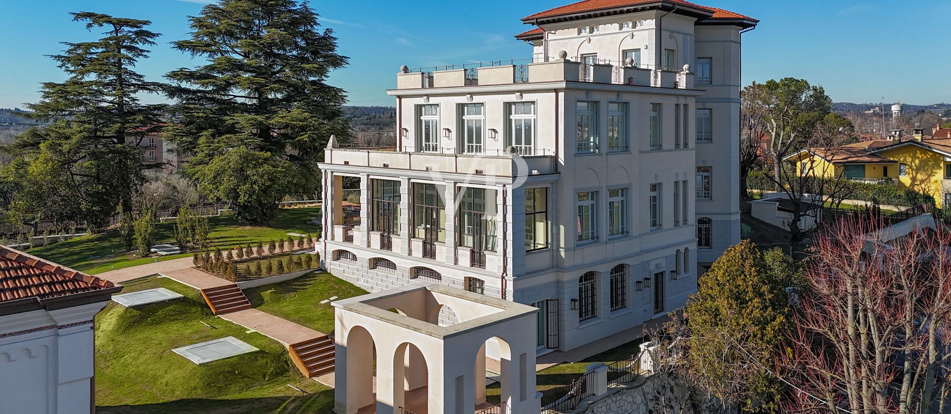 Lussuoso appartamento con totale vista lago