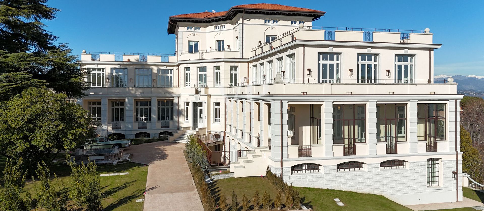 Lussuoso appartamento con totale vista lago