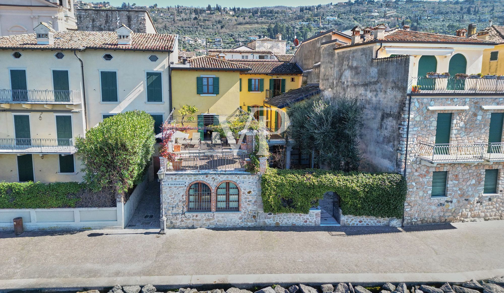 Villa pied dans l'eau - zeitlose Eleganz in einzigartiger Lage