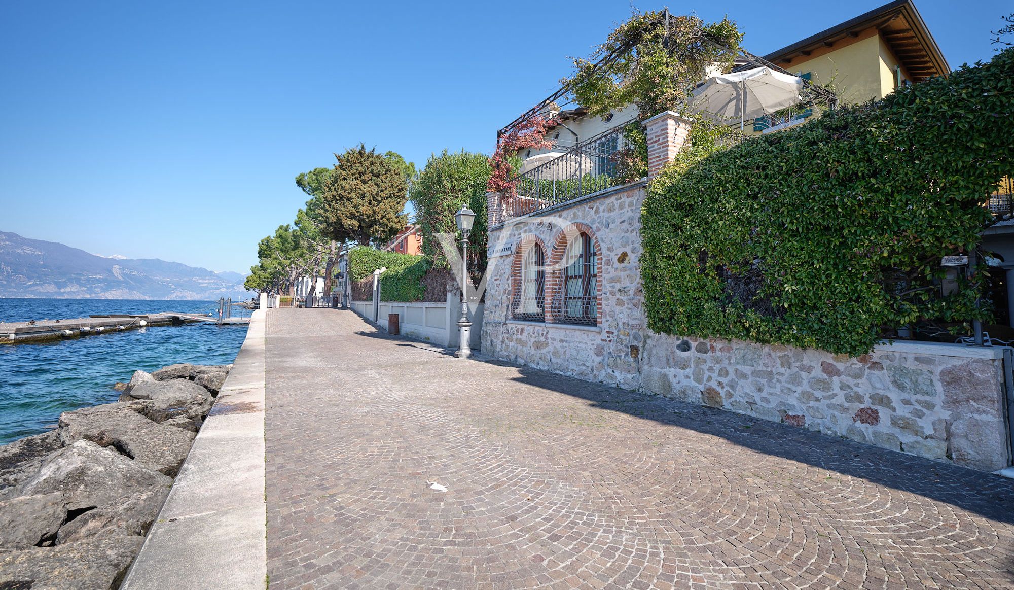 Villa pied dans l'eau - zeitlose Eleganz in einzigartiger Lage