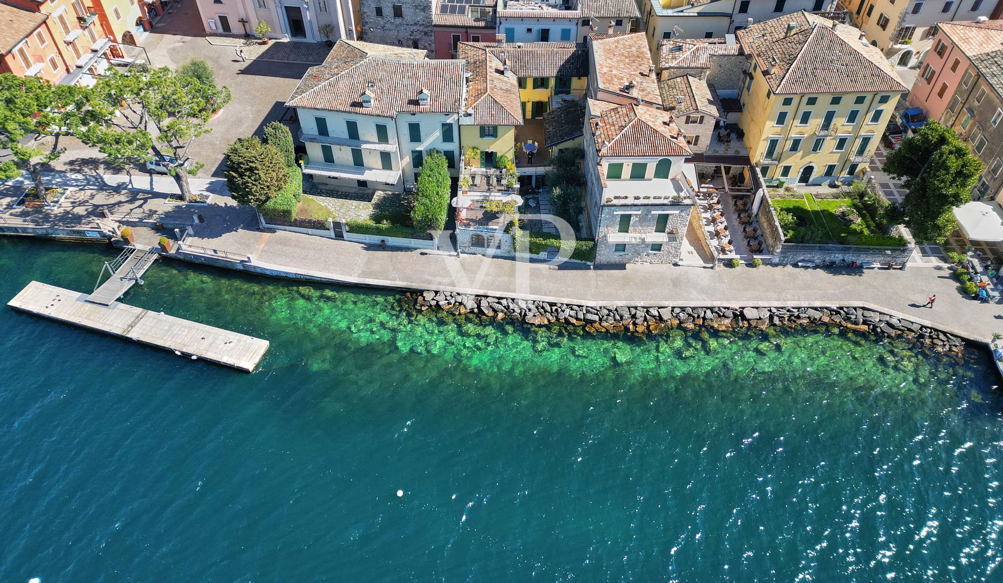 Villa pied dans l'eau - zeitlose Eleganz in einzigartiger Lage
