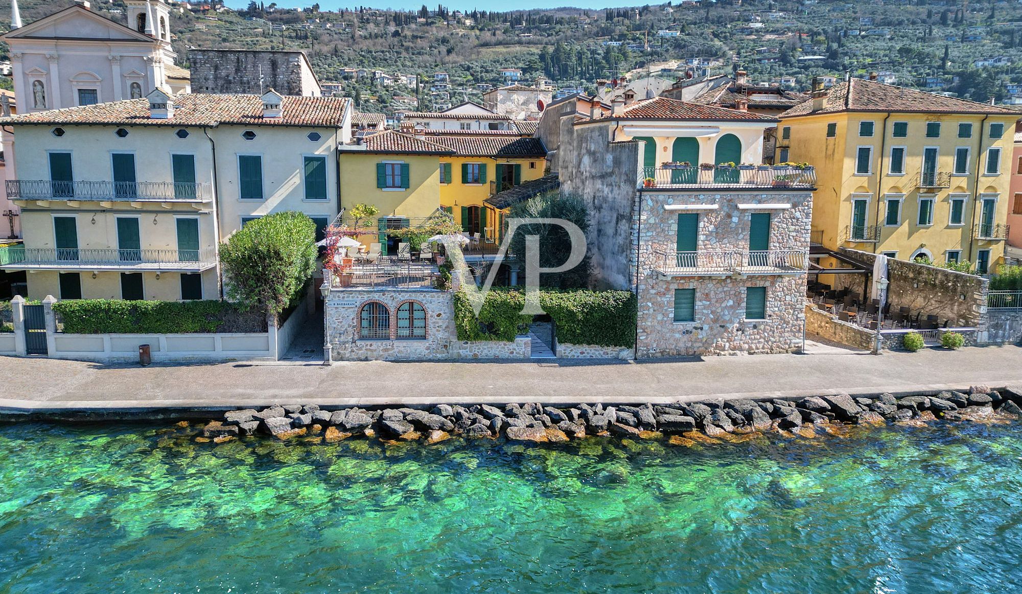 Villa pied dans l'eau - zeitlose Eleganz in einzigartiger Lage