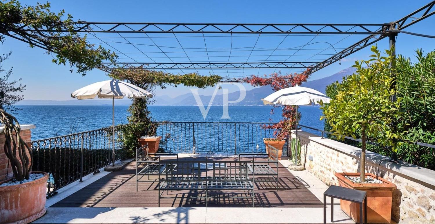 Villa pied dans l'eau - zeitlose Eleganz in einzigartiger Lage