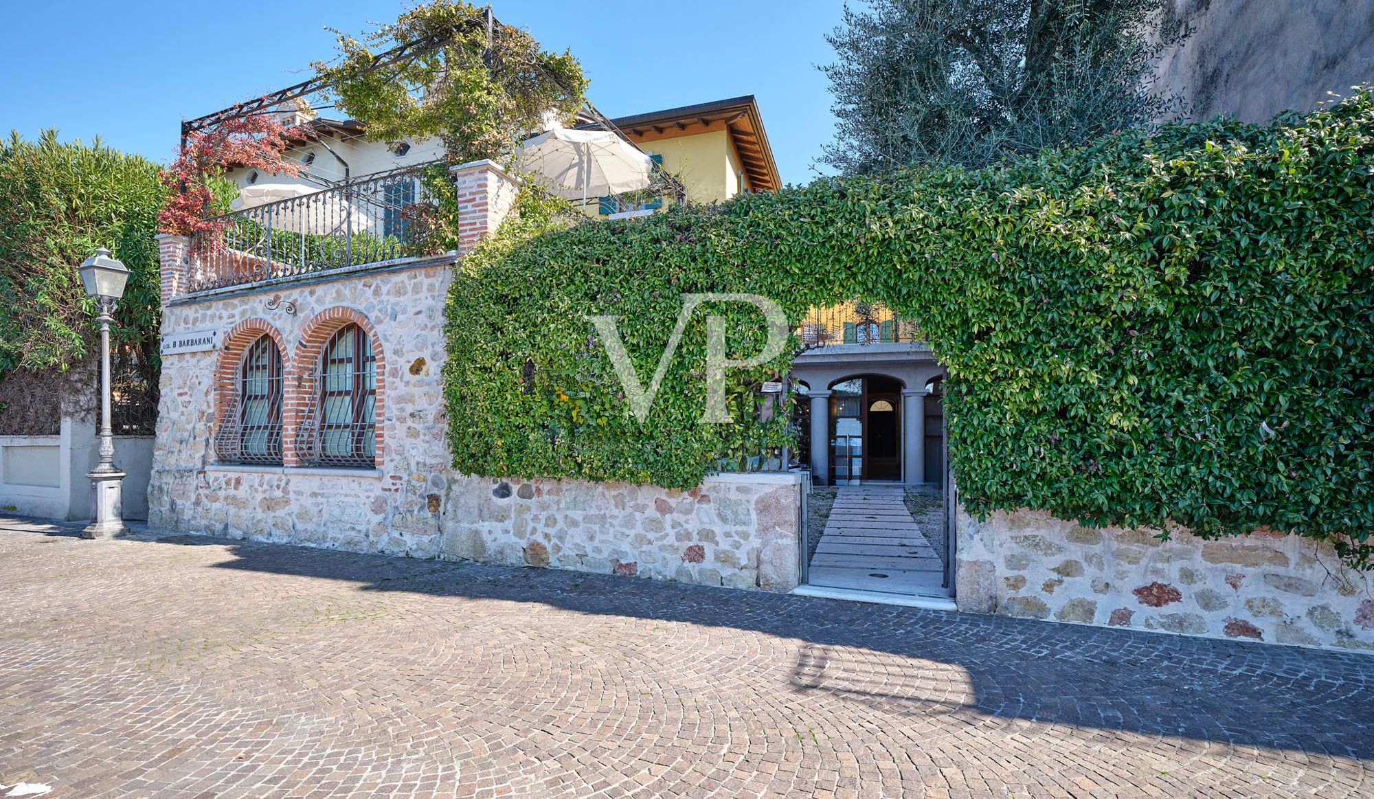Villa pied dans l'eau - zeitlose Eleganz in einzigartiger Lage
