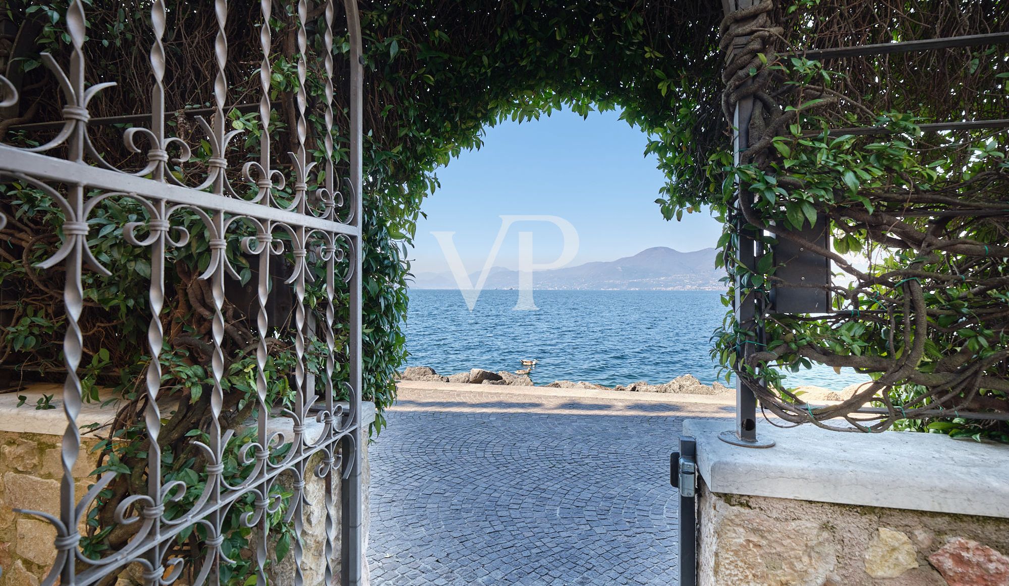 Villa pied dans l'eau - zeitlose Eleganz in einzigartiger Lage